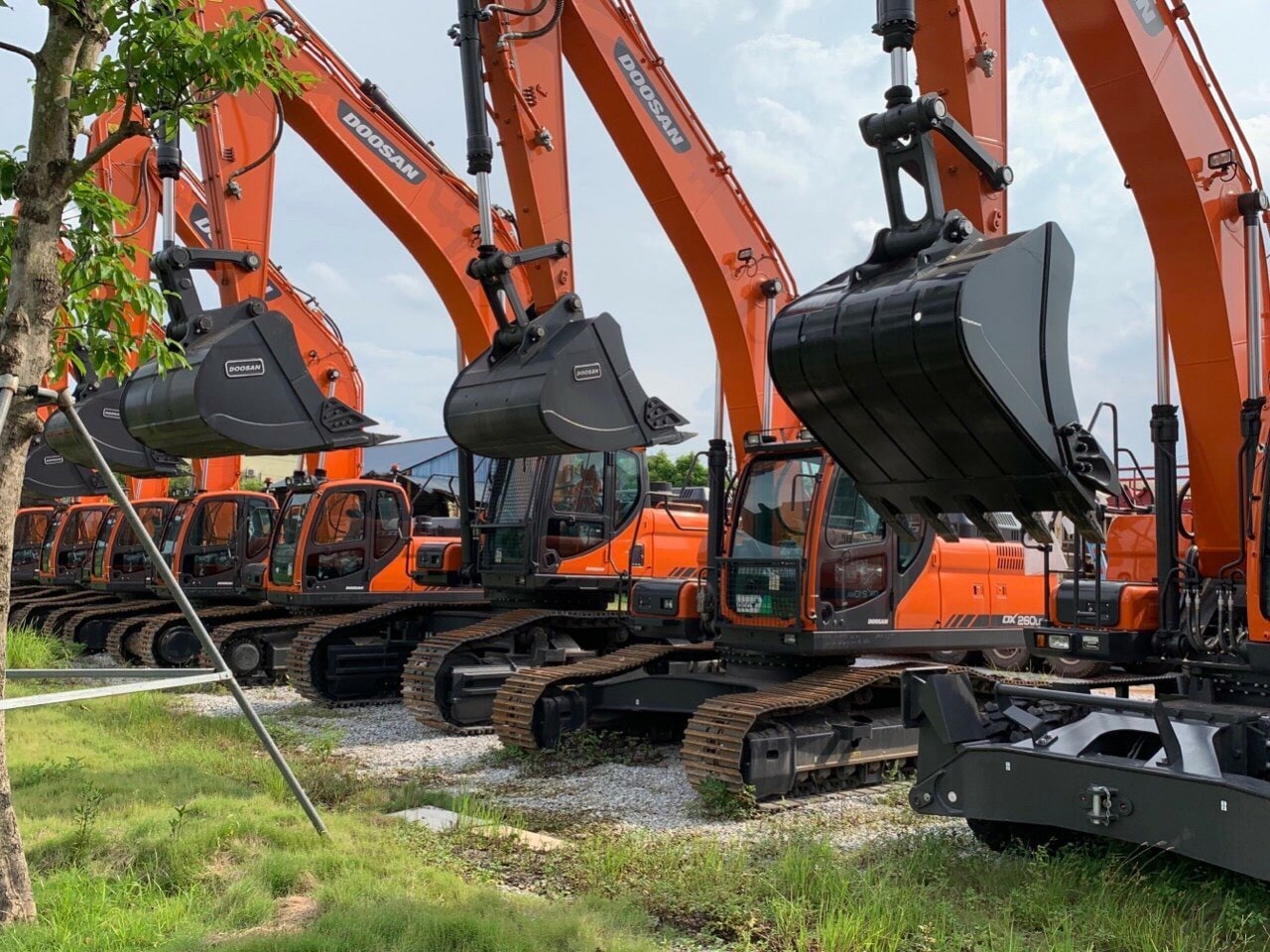 MÁY XÚC BÁNH XÍCH DOOSAN MỚI NHẤT 2025