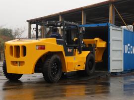 XE NÂNG LIUGONG 10~12 TẤN, LÀM VIỆC TRONG CONTAINER.