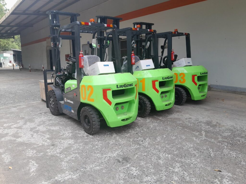 BÀN GIAO LÔ XE NÂNG ĐIỆN LITHIUM 3T VÀ 3.5T VỀ MIỀN TÂY NAM BỘ