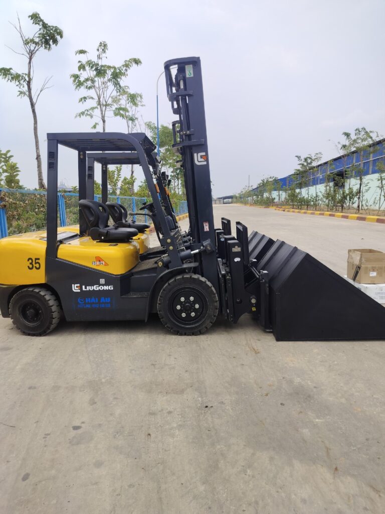 BÀN GIAO 02 XE NÂNG DẦU LIUGONG 3.5 TẤN GẮN BỘ CÔNG TÁC GẬT GÙ VÀ GẦU XÚC