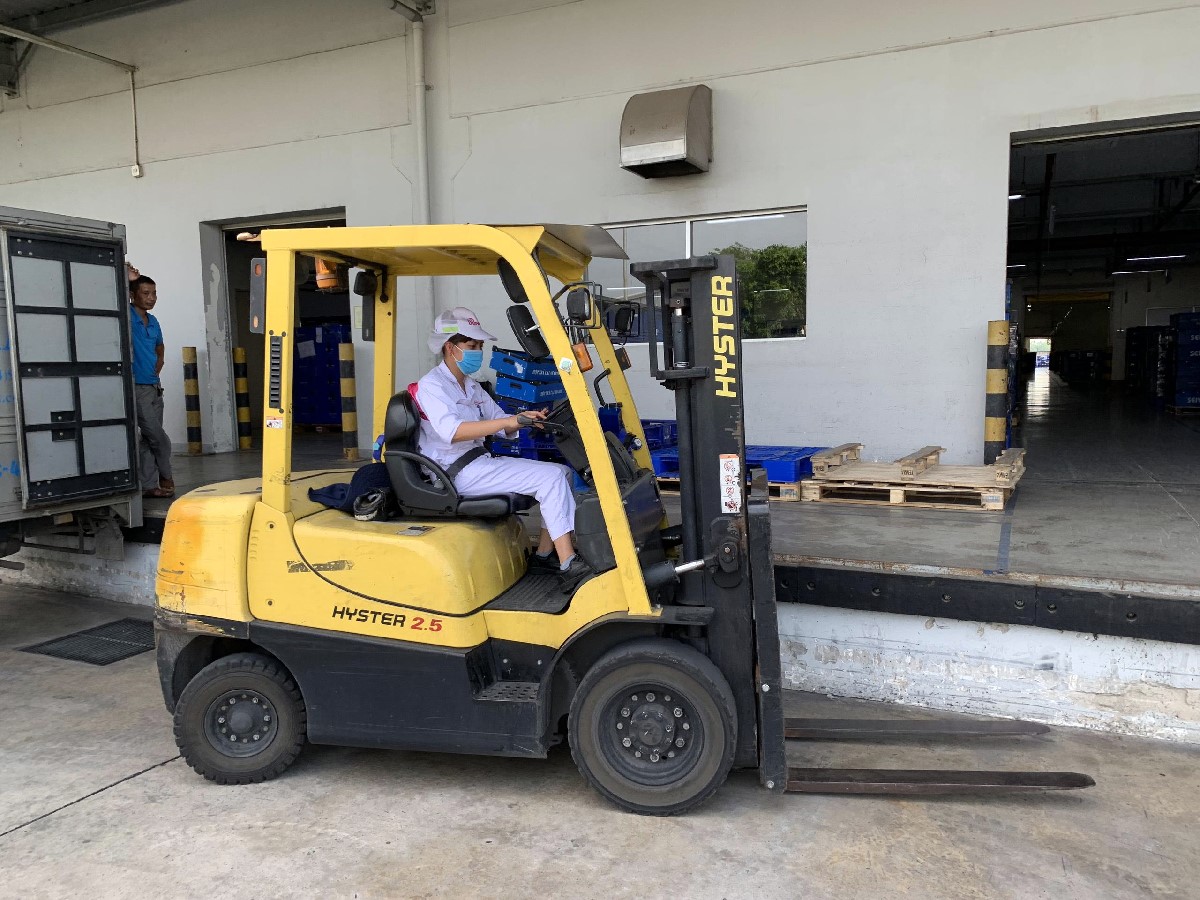 CÙNG TÌM HIỂU VỀ XE NÂNG ĐIỆN NGỒI LÁI – DÒNG XE NÂNG PHỔ BIẾN NHẤT TẠI VIỆT NAM