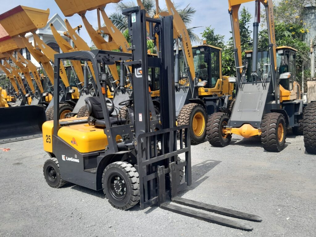 BÀN GIAO 02 XE NÂNG DẦU 2.5T