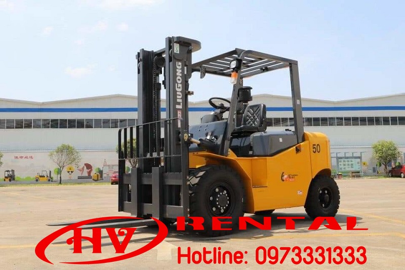 Xe nâng hàng chạy trong Đồng Xoài, Bình Phước